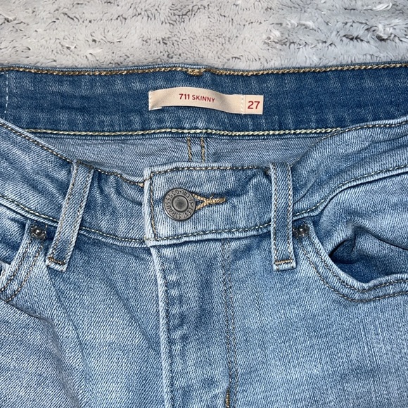 (27) Levi Lightwash Skinny Jeans - Picture 2 of 6